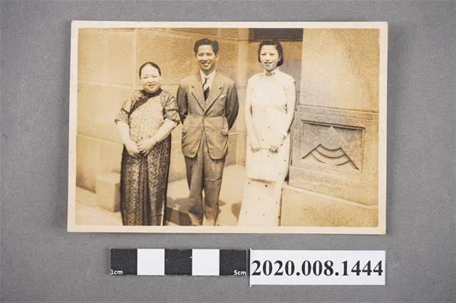 3名男女合照 (共2張)