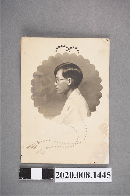 男子獨照 (共2張)