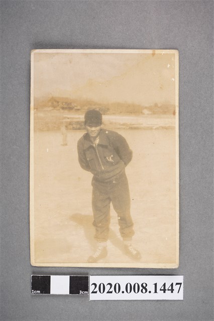 男子獨照 (共2張)