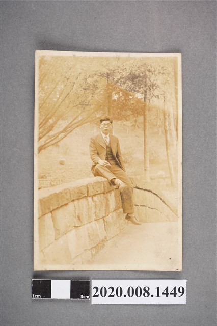 男子坐於橋上照 (共2張)