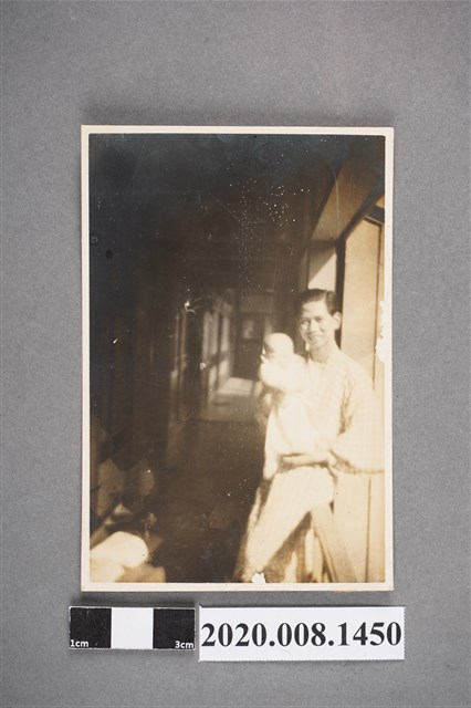 男子懷抱嬰兒照 (共2張)