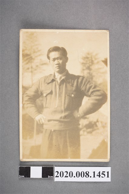 男子獨照 (共2張)