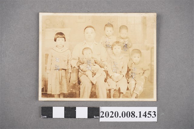 男子與六名孩童照 (共2張)