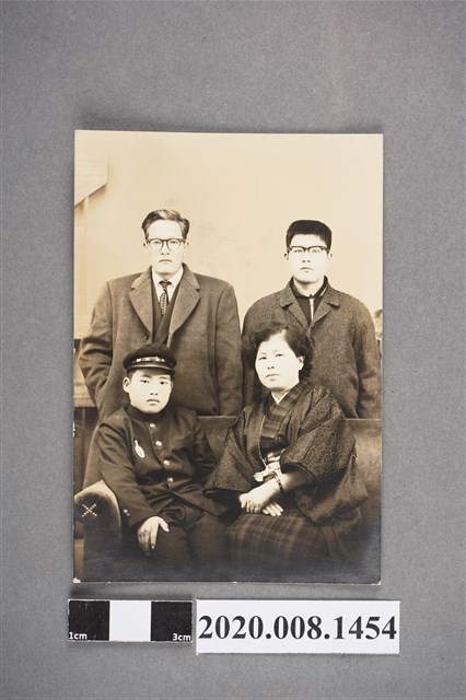 4名男女合照 (共2張)