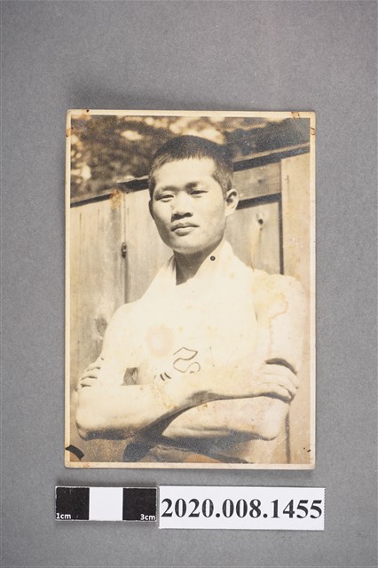 男子獨照 (共2張)