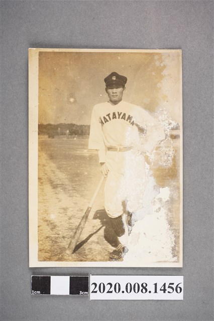 男子持球棒獨照 (共2張)