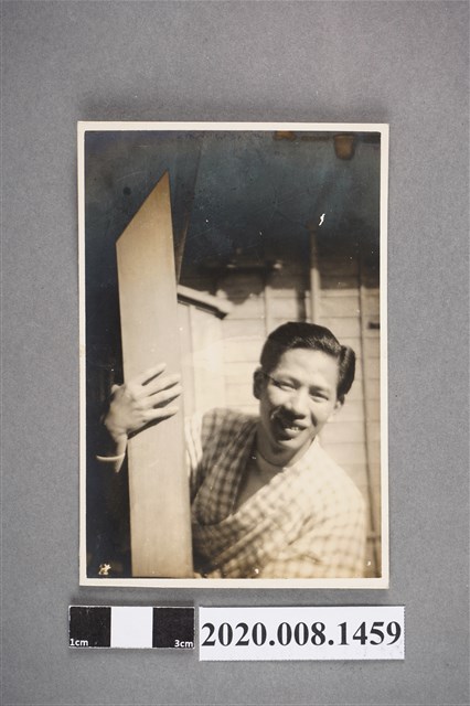 男子獨照 (共2張)