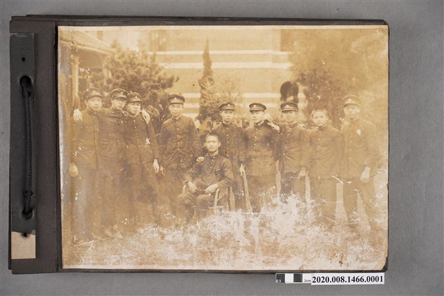 10名男子合照 (共2張)