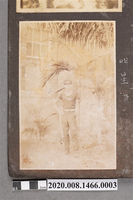 男子獨照 (共2張)