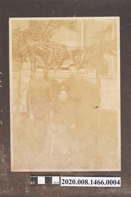 5名男子合照 (共2張)