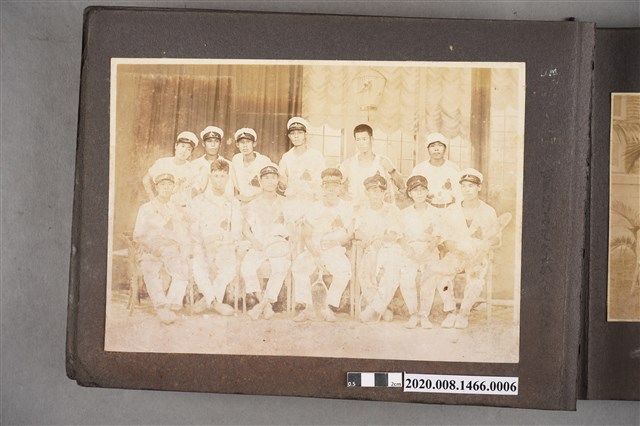 13名男子合照 (共2張)