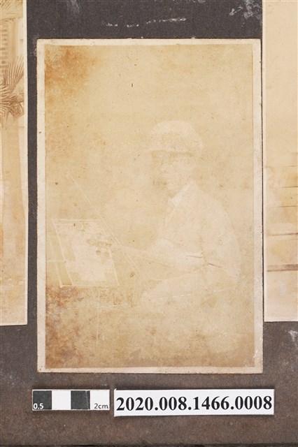 男子拿小提琴獨照 (共2張)