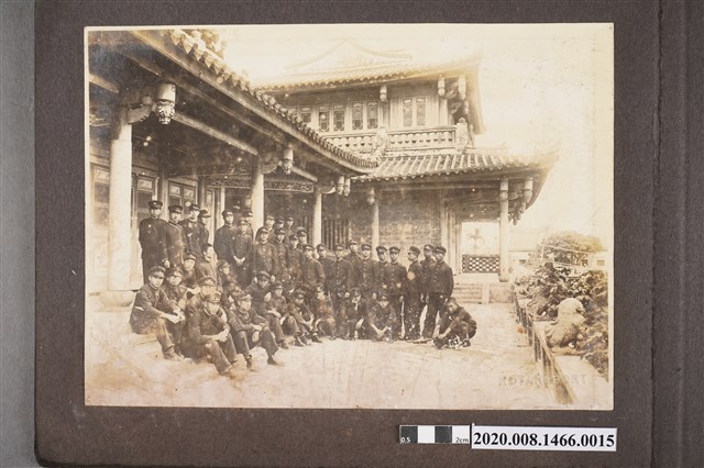 中式建築前團體照 (共2張)