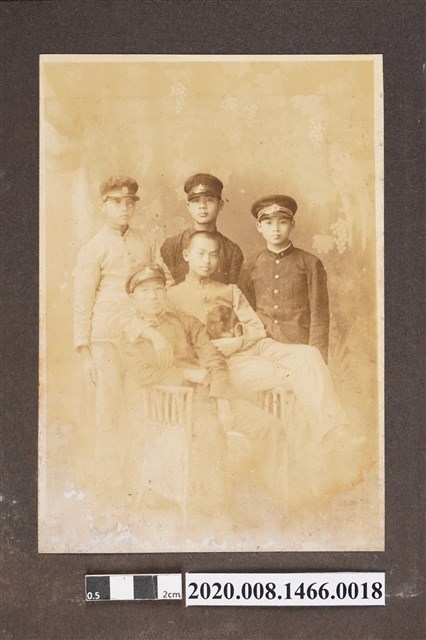 5名男子合照 (共2張)