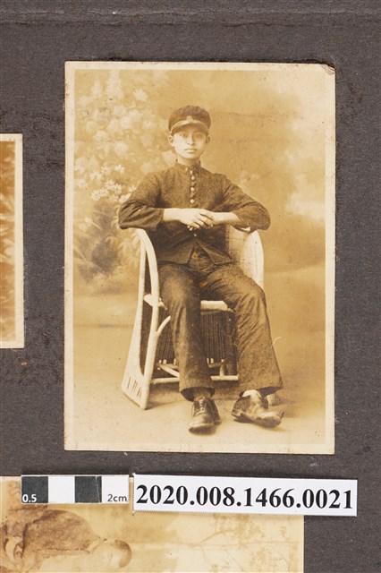 男子坐姿獨照 (共2張)