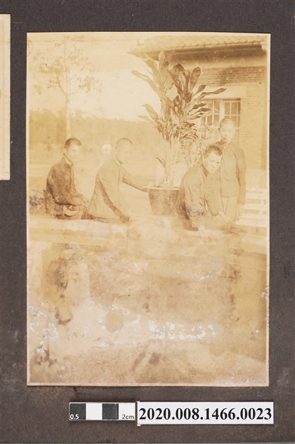 4名男子於水池旁合照 (共2張)