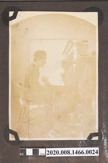 男子獨照 (共2張)