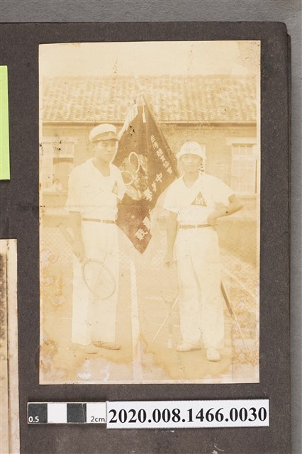 2名男子與旗幟合照 (共2張)