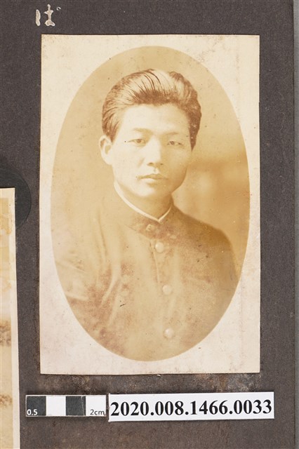 男子獨照 (共2張)