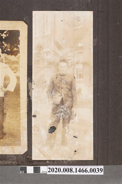 男子獨照 (共2張)