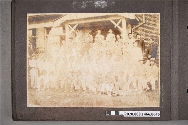 建築前團體照 (共2張)