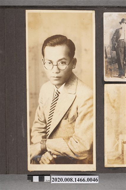 男子獨照 (共2張)