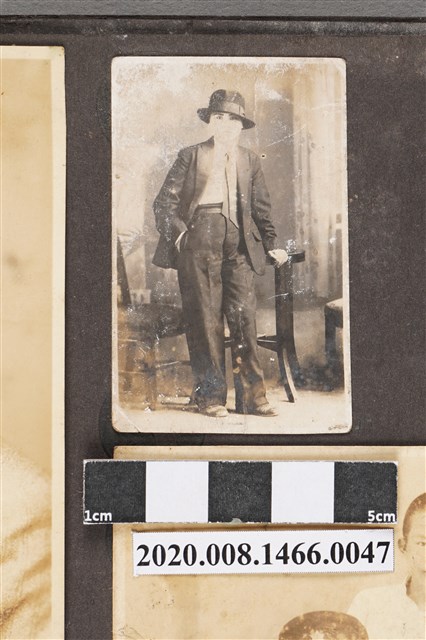 男子獨照 (共2張)