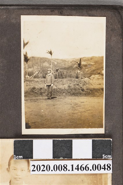 男子獨照 (共2張)