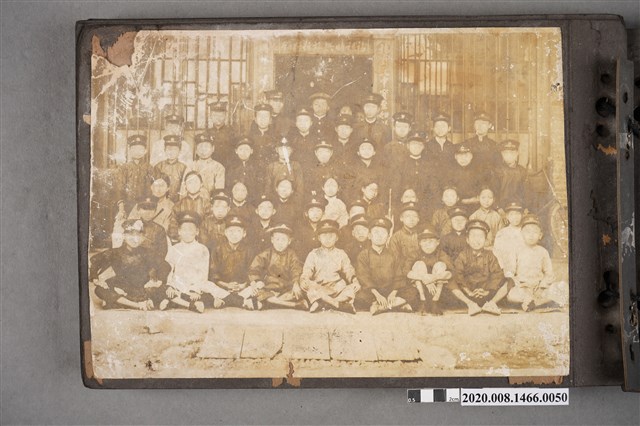 建築前團體照 (共2張)