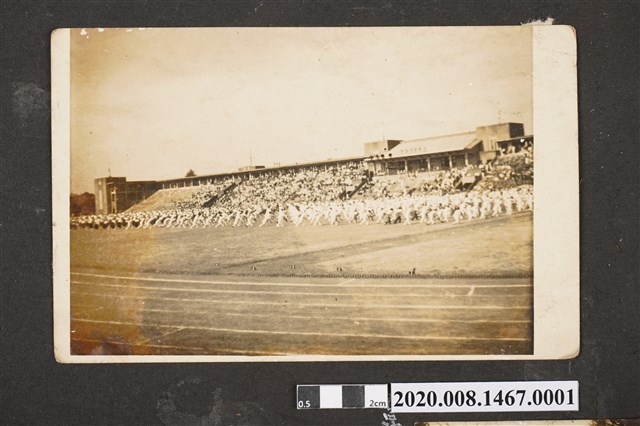 運動場上合影 (共2張)