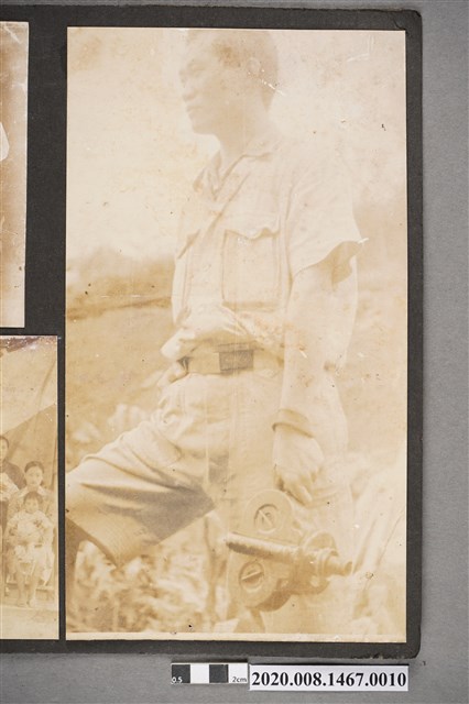 男子獨照 (共2張)