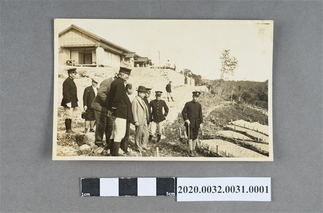 鈴木理蕃課長與眾人照片 (共3張)