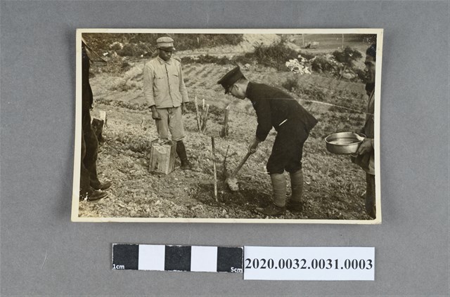 鈴木理蕃課長種植照 (共3張)