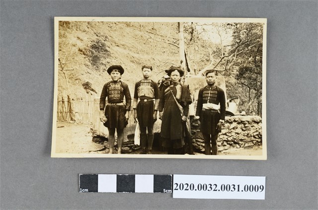 四名排灣族原住民合影 (共3張)