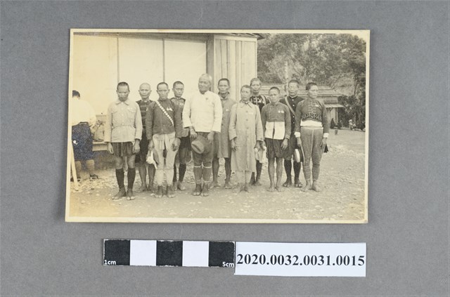 十一名排灣族原住民合影 (共3張)