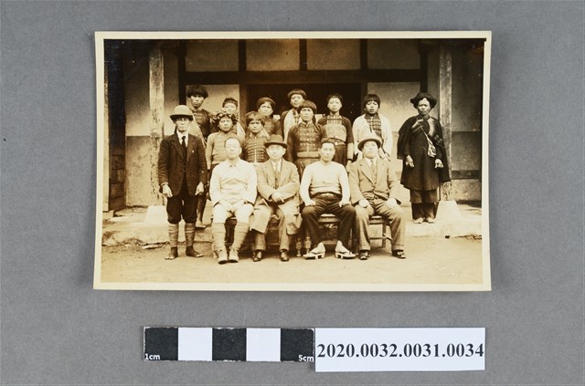 十五人於建築物門前合影 (共3張)