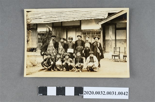 十一名排灣族原住民於建築物前合影 (共3張)