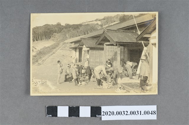 一群人於建築物前留影 (共3張)