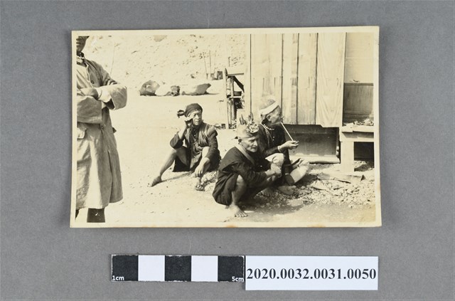 三名男子於建築物前留影 (共3張)