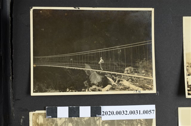 一人於吊橋照片 (共2張)