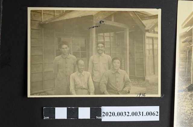 四名男子於建築物前合影 (共2張)