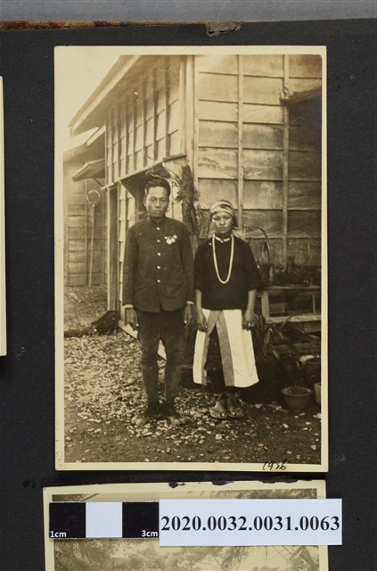 二人於建築物前合影 (共2張)