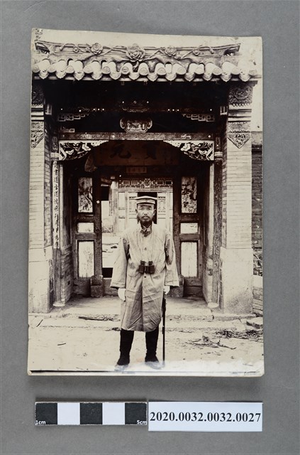 一名男子門前照片 (共5張)