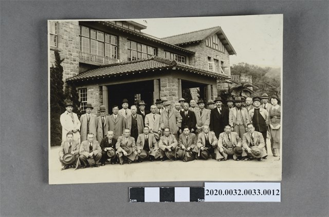 一群男子於建築物前合影 (共3張)