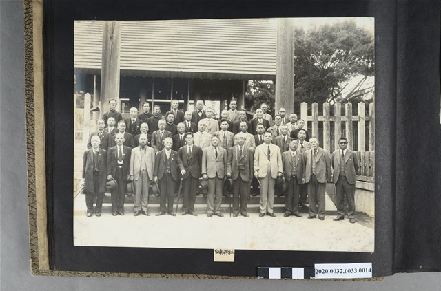 一群男子於台南神社前合影 (共2張)