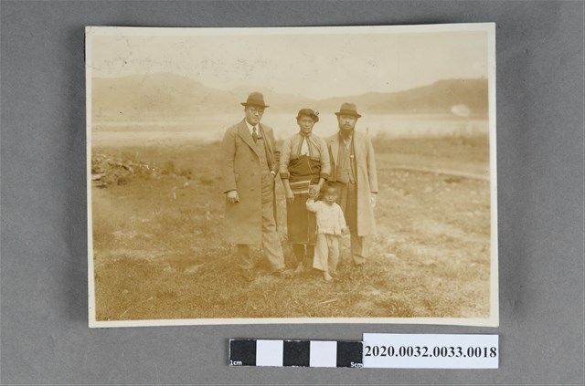 四人於湖邊合影 (共3張)