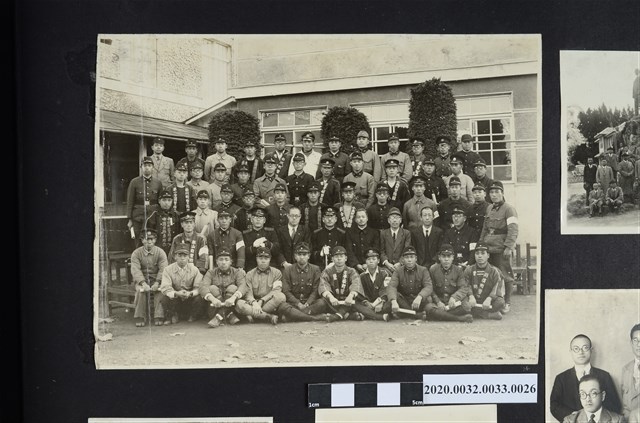 一群男子於建築物前合影 (共2張)