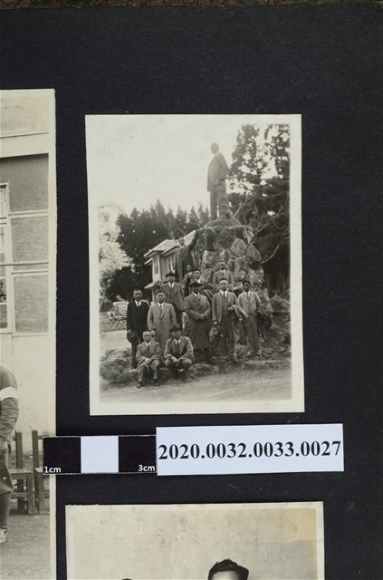 十二名男子於神像前合影 (共2張)