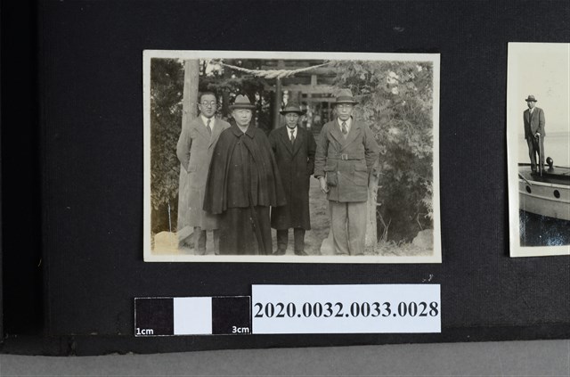 四名男子於鳥居下合影 (共2張)