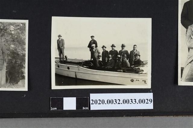 十二名男子於船上合影 (共2張)